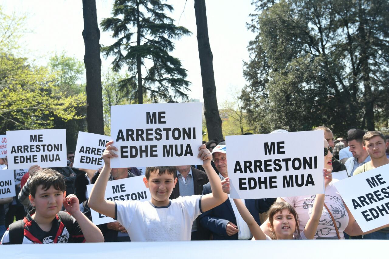 VIDEO & FOTO GALERI/ Protestuesit në Tiranë vendosin traun kundër arrogancës, dhunës dhe konçesioneve