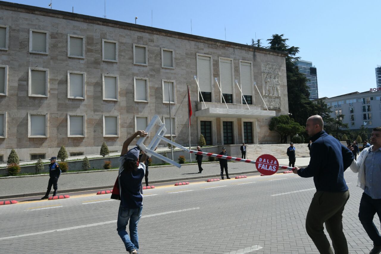 VIDEO & FOTO GALERI/ Protestuesit në Tiranë vendosin traun kundër arrogancës, dhunës dhe konçesioneve