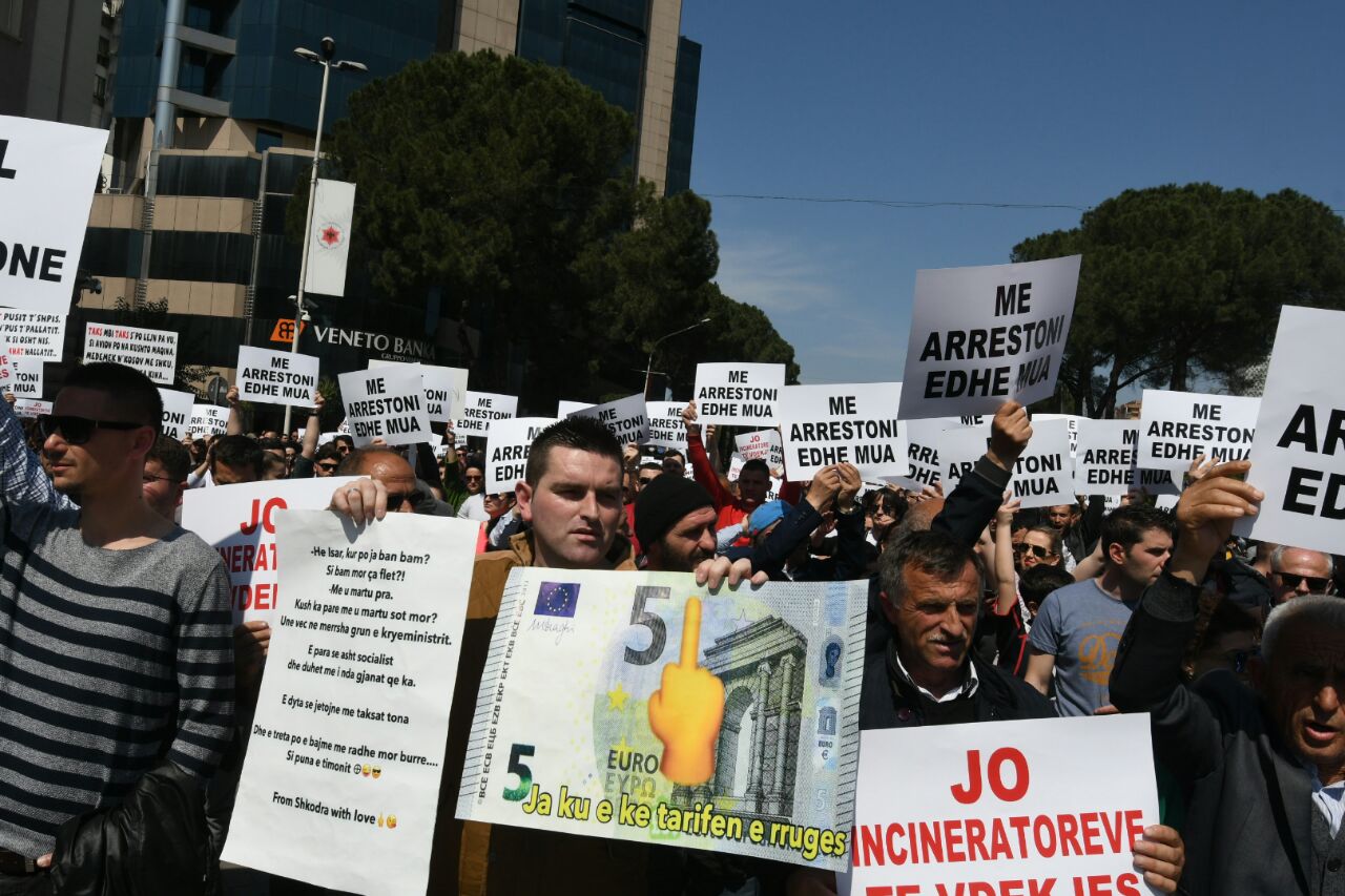 VIDEO & FOTO GALERI/ Protestuesit në Tiranë vendosin traun kundër arrogancës, dhunës dhe konçesioneve