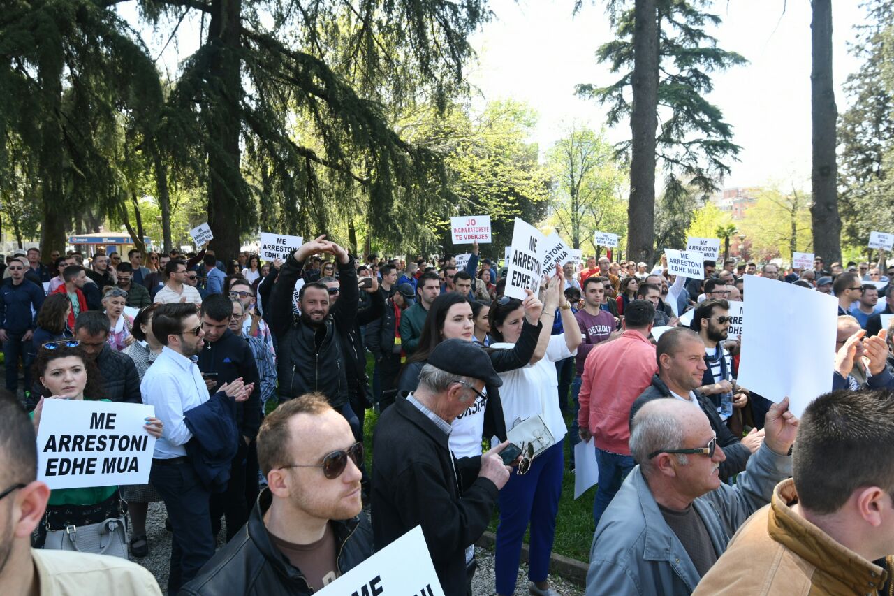 VIDEO & FOTO GALERI/ Protestuesit në Tiranë vendosin traun kundër arrogancës, dhunës dhe konçesioneve