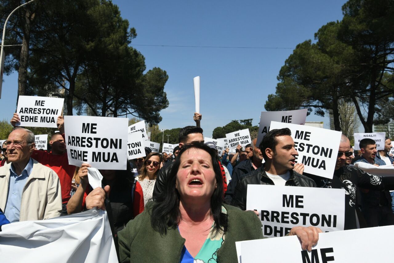 VIDEO & FOTO GALERI/ Protestuesit në Tiranë vendosin traun kundër arrogancës, dhunës dhe konçesioneve