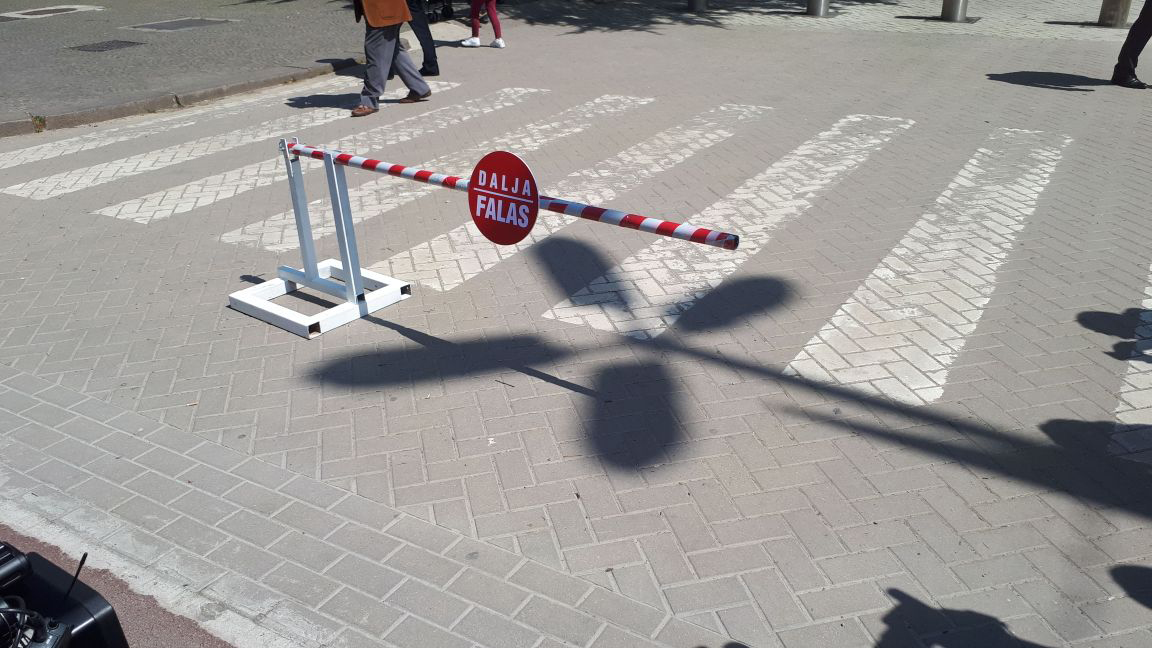 VIDEO & FOTO GALERI/ Protestuesit në Tiranë vendosin traun kundër arrogancës, dhunës dhe konçesioneve