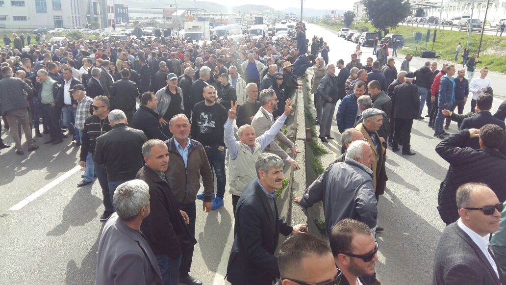 FOTO GALERI/ Mosbindja civile, ja si ka ndodhur bllokimi i rrugëve, Basha dhe Kryemadhi në krye të protestave