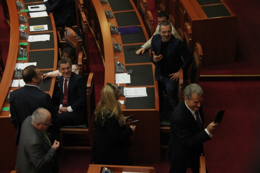 VIDEO & FOTO GALERI/ Saimir Tahiri në Kuvend, opozita braktis punimet