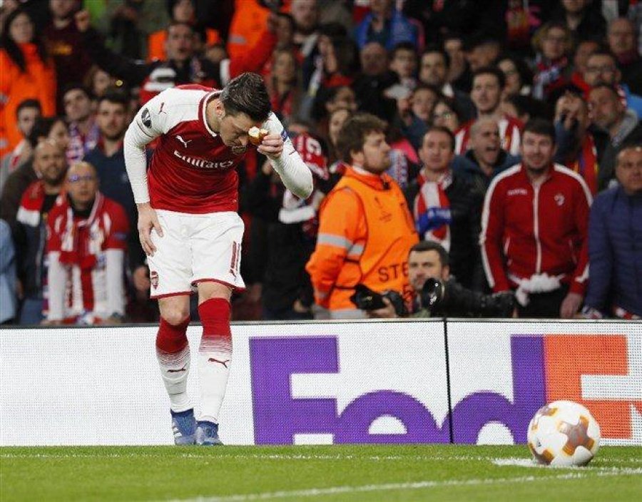 FOTO GALERI/ Tifozët e qëllojnë me bukë, Ozil i sfidon me gjestin që po përlot botën!