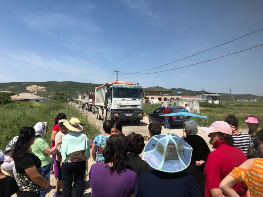 VIDEO/ Banorëve të Verrisë protestë kundër inceneratorëve bllokojnë rrugën dhe kamionët e kompanisë