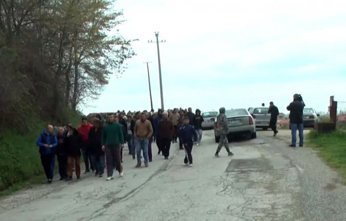 FOTO/ Shijak, banorët në protestë, bllokojnë rrugën që i lidh me Durrësin