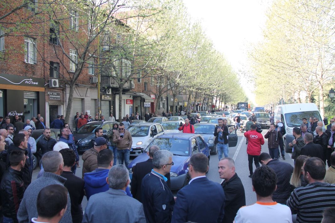 FOTO GALERI/ Policia bllokon “Gjergj Fishtën”, protestuesit “Bajram Currin”