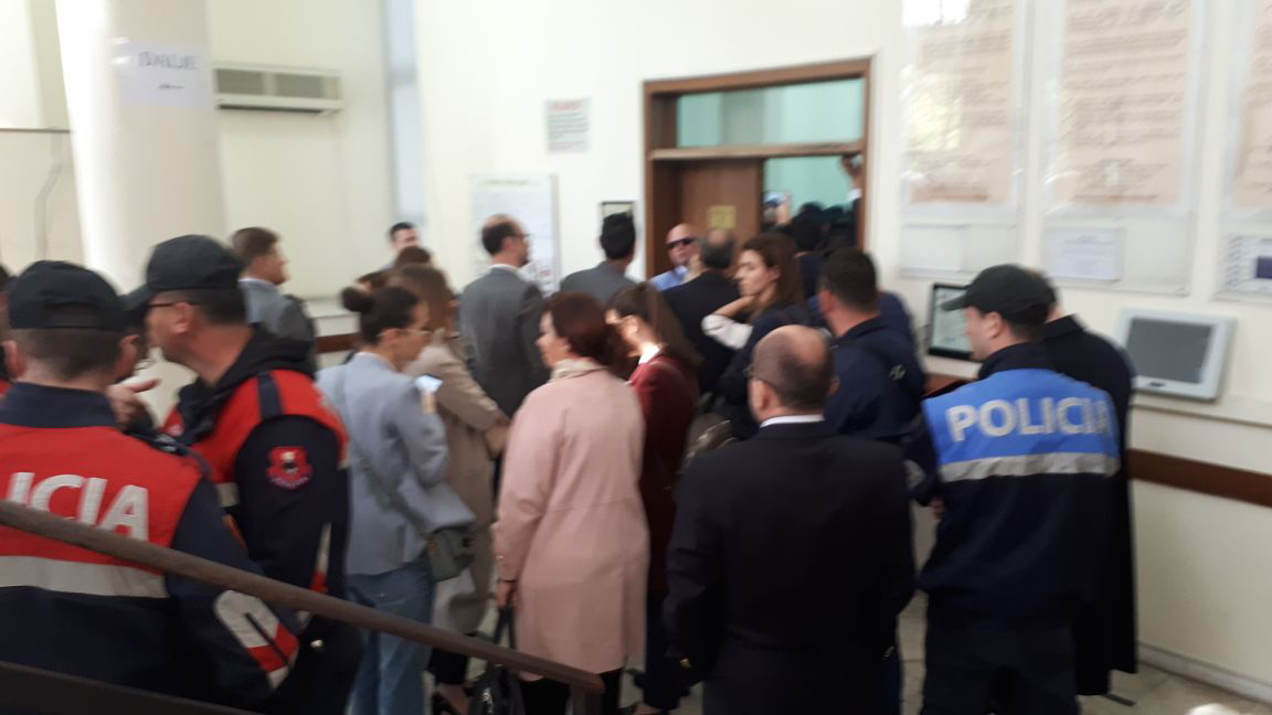 FOTO GALERI/ Protestuesit e arrestuar nuk janë vetë, opozita “pushton” gjykatën e Tiranës