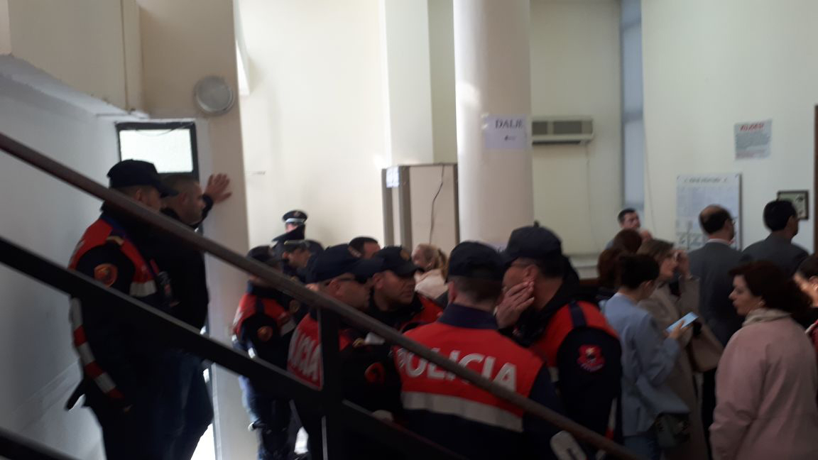 FOTO GALERI/ Protestuesit e arrestuar nuk janë vetë, opozita “pushton” gjykatën e Tiranës