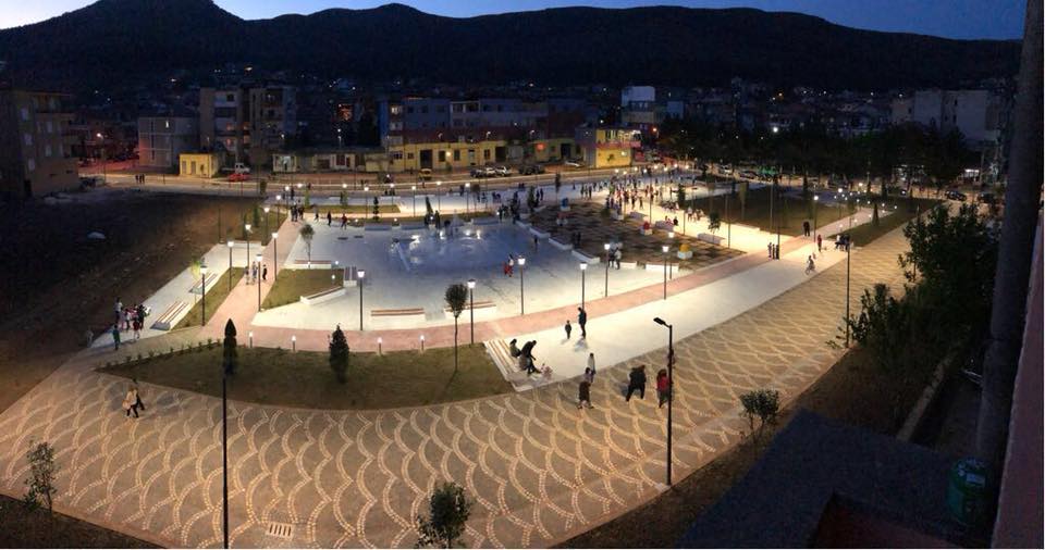 FOTO FAKT/ Si e sheh Edi Rama Prrenjasin në mëngjes dhe si e sheh Fiks Fare në darkë