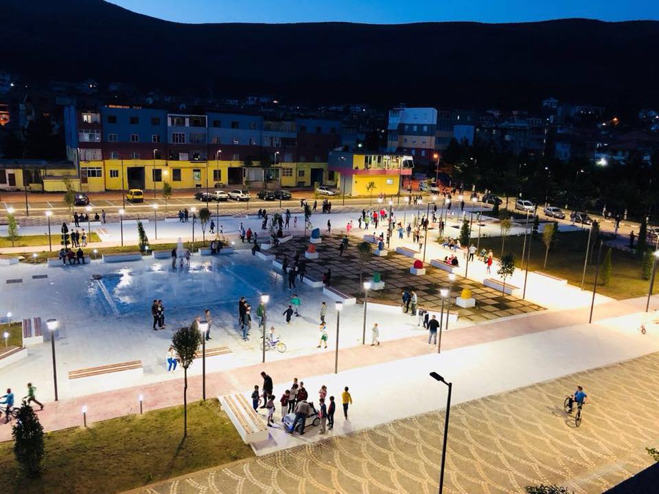 FOTO FAKT/ Si e sheh Edi Rama Prrenjasin në mëngjes dhe si e sheh Fiks Fare në darkë