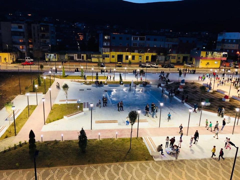 FOTO FAKT/ Si e sheh Edi Rama Prrenjasin në mëngjes dhe si e sheh Fiks Fare në darkë