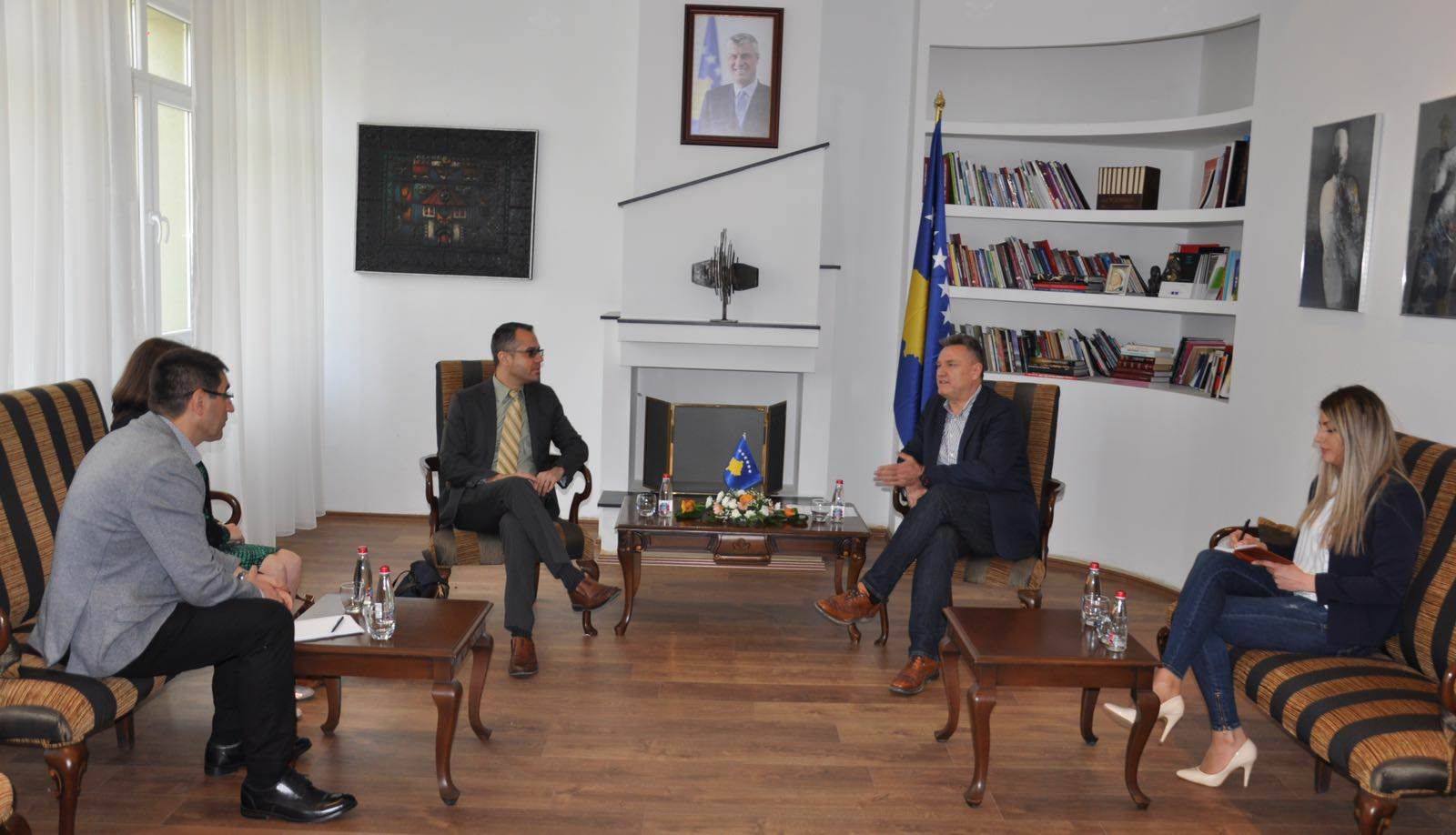 FOTO/ Hoti: Kosovë – SHBA, bashkëpunim në fushën bibliotekare