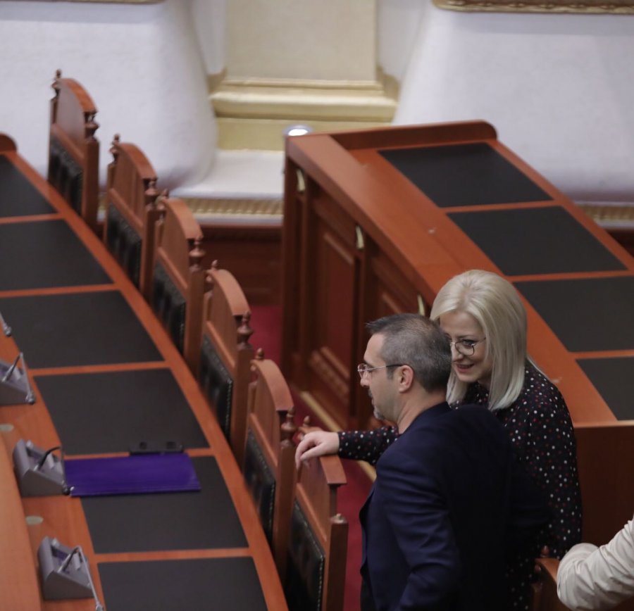 FOTO GALERI/ Ministret të përmalluara, “rrokin prej qafe” Saimir Tahirin