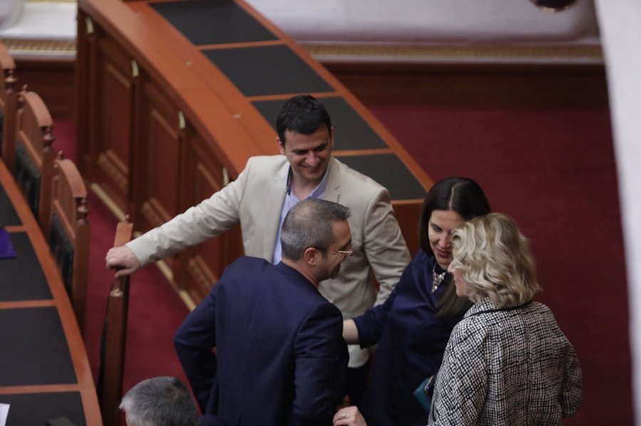 FOTO GALERI/ Ministret të përmalluara, “rrokin prej qafe” Saimir Tahirin