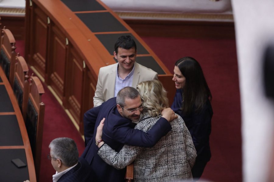 FOTO GALERI/ Ministret të përmalluara, “rrokin prej qafe” Saimir Tahirin