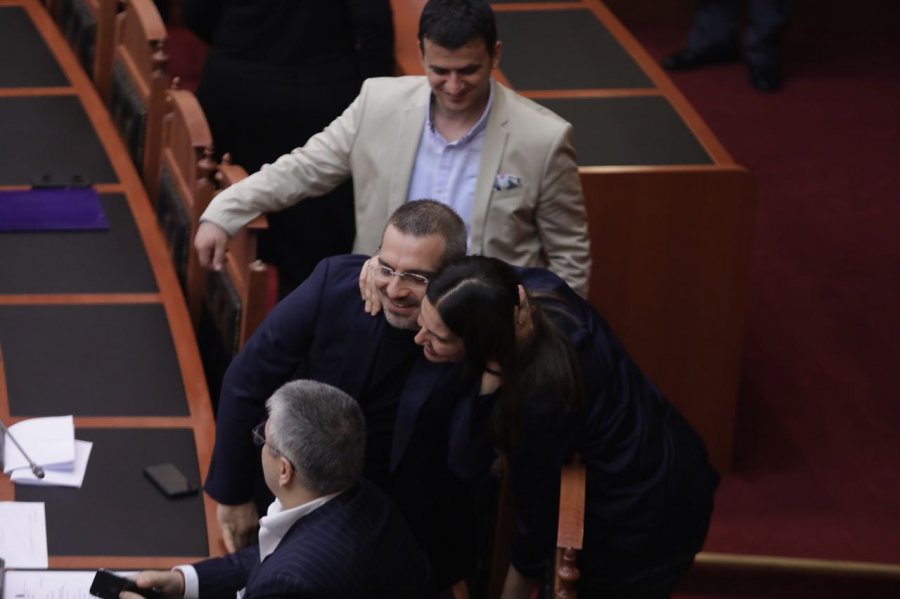 FOTO GALERI/ Ministret të përmalluara, “rrokin prej qafe” Saimir Tahirin