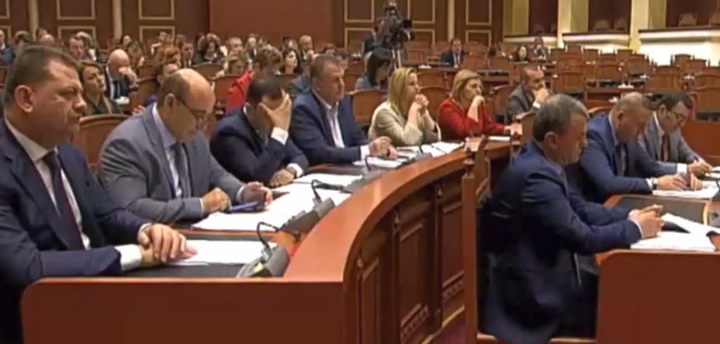 VIDEO/ Tom Doshi “i trash zërin” në parlament, Edi Rama ndryshon menjëherë “argument”