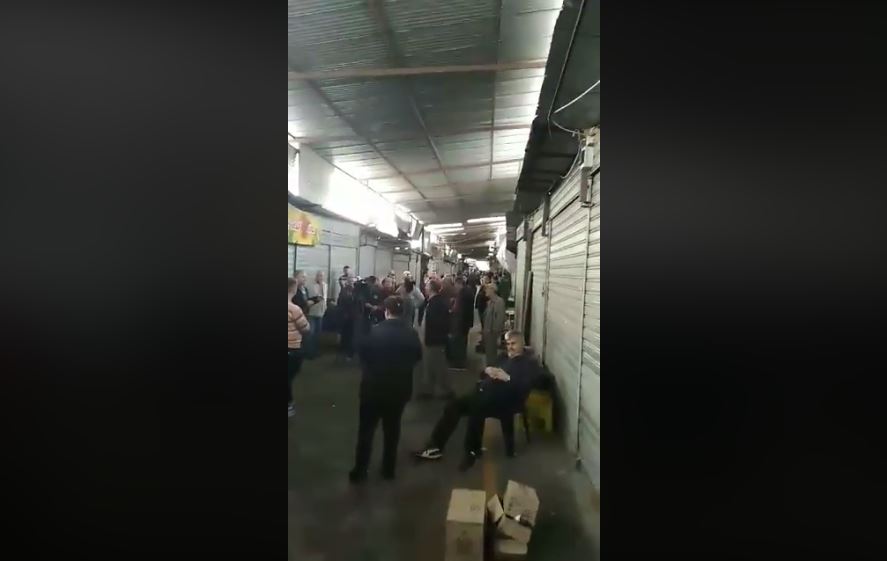 VIDEO LAJM/ Tregtarët te “Pallati me shigjeta” solidarizim me protestën, ulin qepenat