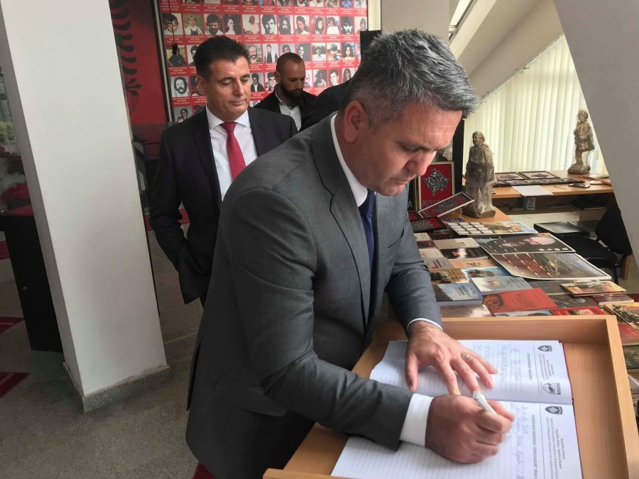 FOTO GALERI/ Sot 19 vjet nga eksodi i shqiptarëve nga Kosova, nis marshimi simbolik nga Mitrovica drejt Kukësit