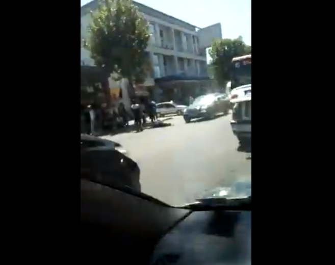 VIDEO/ Tiranë, aksident në Kombinat, i plagosuri i shtrirë në rrugë, ambulanca u vonua