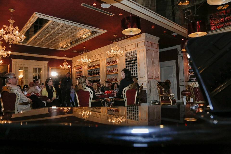 FOTO GALERI/ Rrëfehet Ornela Vorpsi: Kësulëkuqja e vogël nuk ishte e kuqe, ndërsa ujku, po, quhej Enver Hoxha