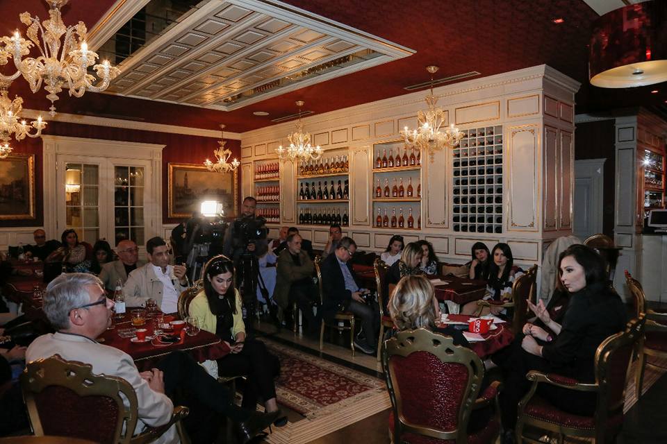 FOTO GALERI/ Rrëfehet Ornela Vorpsi: Kësulëkuqja e vogël nuk ishte e kuqe, ndërsa ujku, po, quhej Enver Hoxha