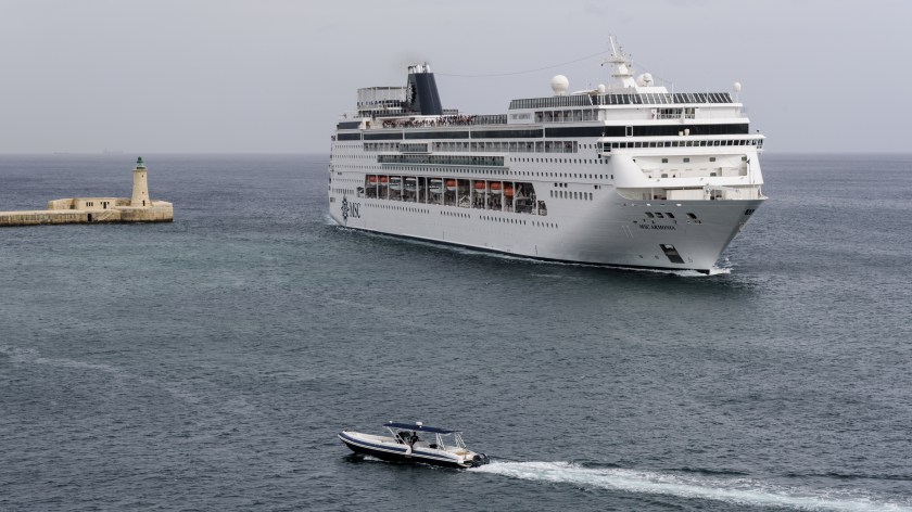 VIDEO/ Anija gjigante “ngatërron” drejtim, përplaset me ndërtesat