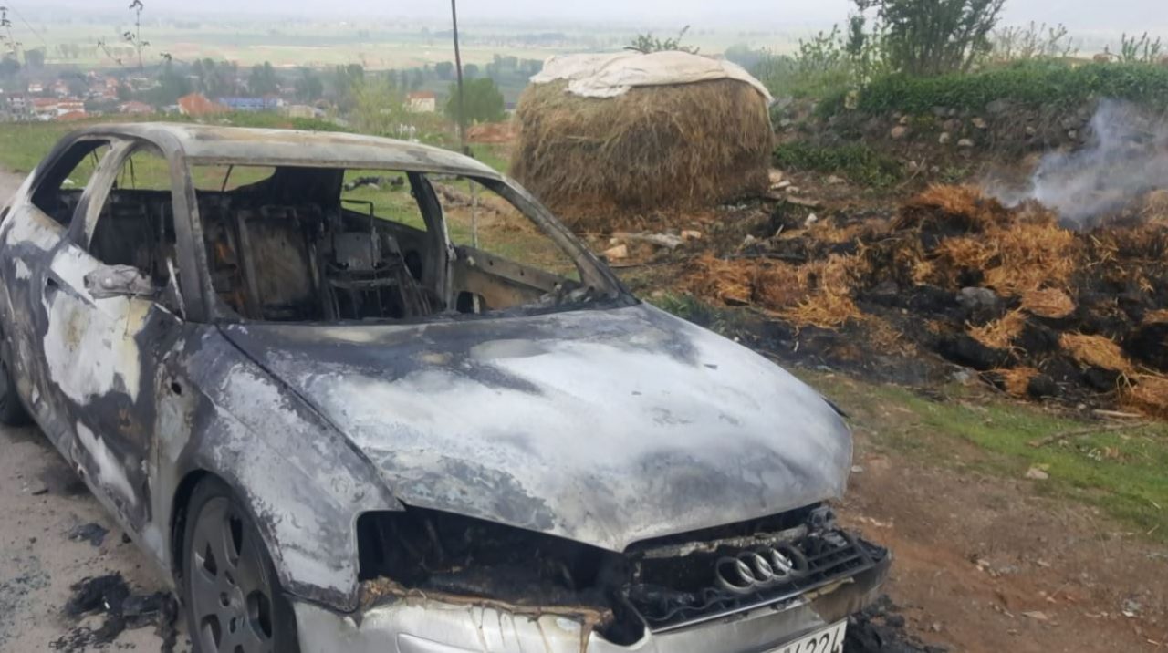 FOTO/  Korçë, shkrumbohet “Audi” i emigrantit