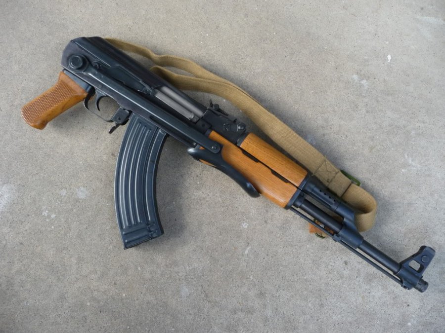 EMRAT/ Elbasan, nipi për dajën “ia bën fora” me kallashnikov