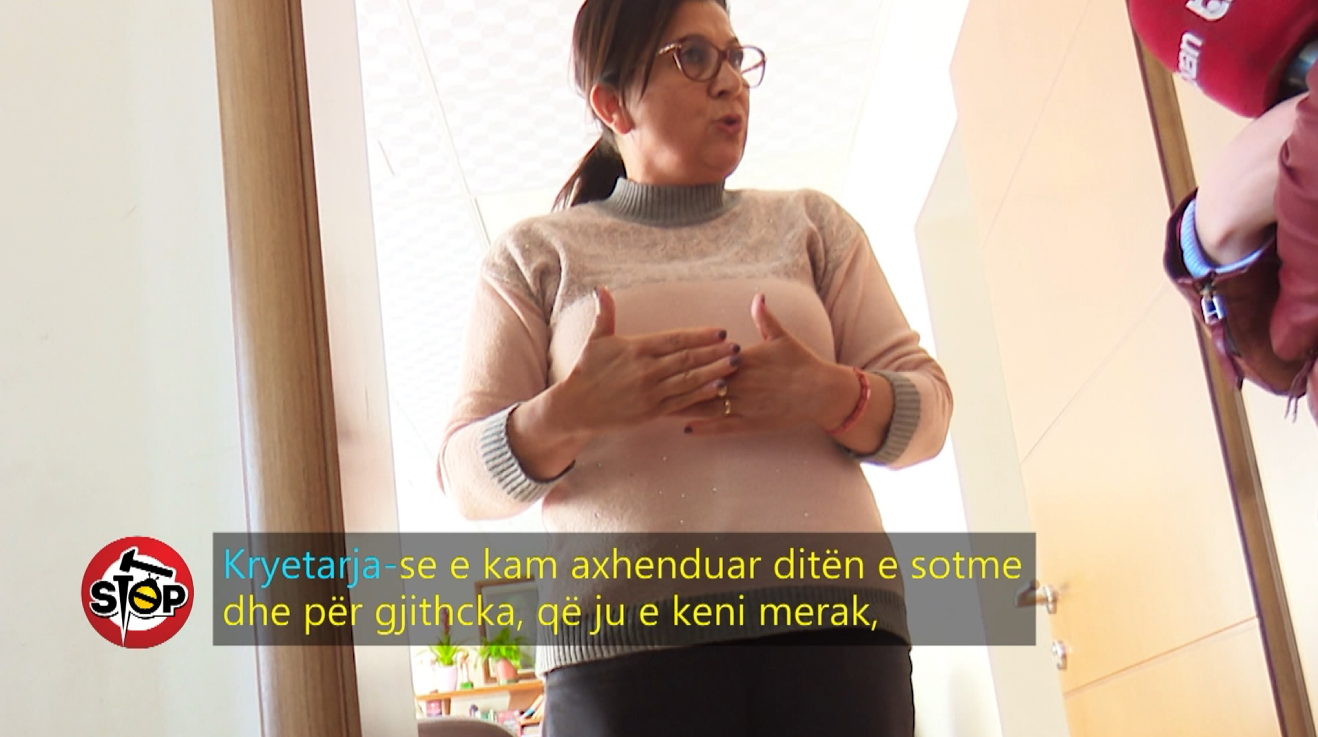 FOTO/ Patos, eshtrat e të vdekurve dalin në sipërfaqe, kryebashkiakja fle gjumë