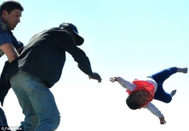 FOTO GALERI/ Momenti i tmerrshëm, babai hedh vajzën 6-muajshe nga çatia