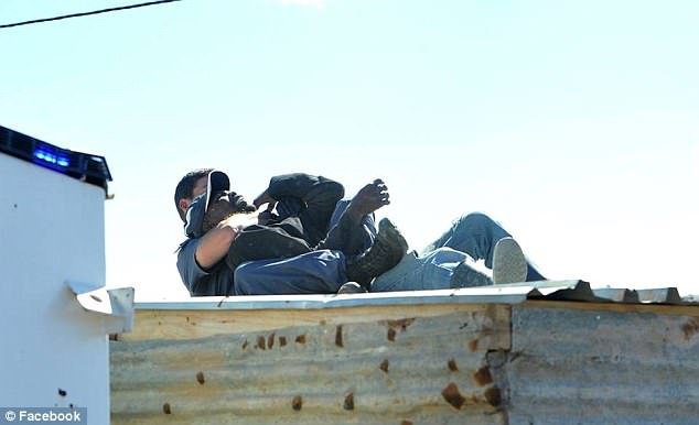 FOTO GALERI/ Momenti i tmerrshëm, babai hedh vajzën 6-muajshe nga çatia