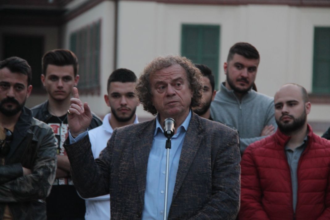 SHPËRTHIMI/Aktori Bujar Asqeriu kërkon amnisti për politikanët dhe zyrtarët hajdutë, por ka një kusht