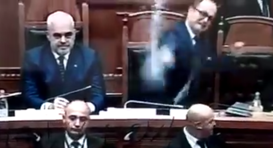 VIDEO/ Ja momenti kur Ditmir Bushati ju hedh ujë deputetëve, opozita kërkon edhe përjashtimin e tij