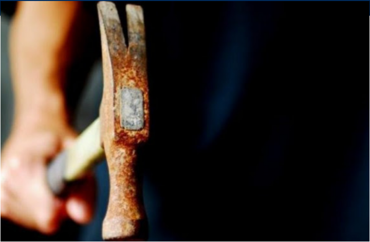 EMRI/ Shkodër, i hap kokën me çekiç bashkëjetueses, prangoset 69-vjeçari