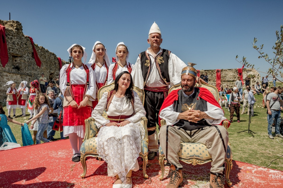 Dasma e Skënderbeut, sherr i ashpër mes deputetit dhe zyrtarit të PS: Karagjoz, mjeran! Je mësuar me mish të pjekur…