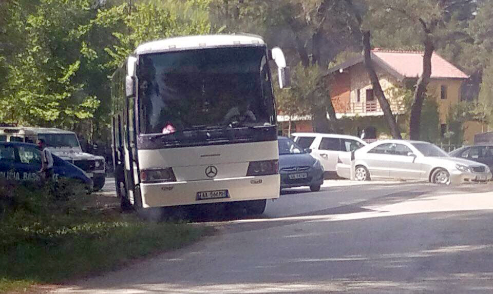 FOTO/ Fermerët me domate e karota “në pritje”, Edi Rama anulon takimin edhe në Divjakë