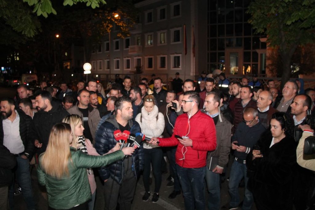 FOTO/Gjest spektakolar i aktorëve të Teatrit Kombëtar