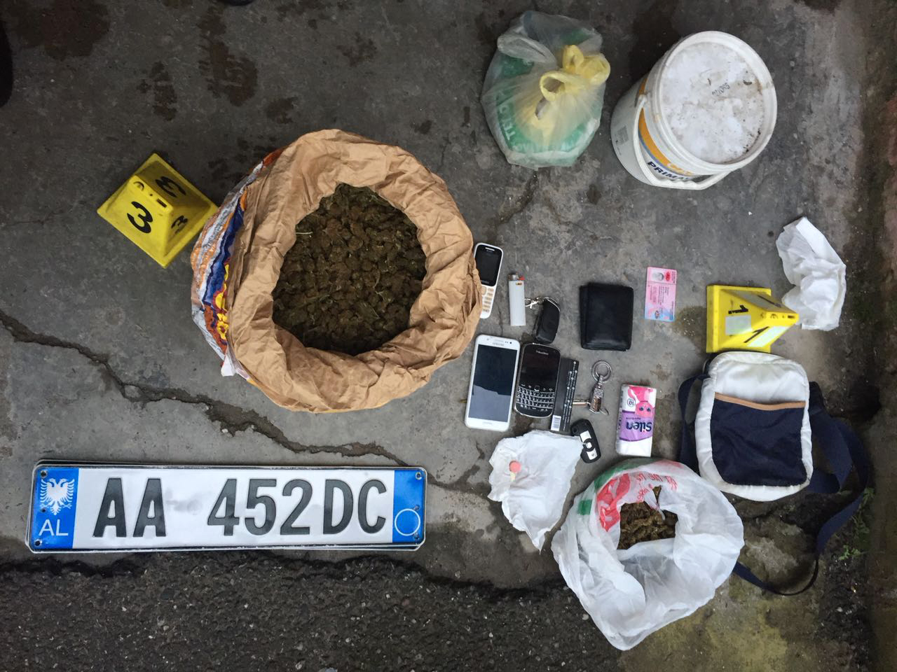 EMRA & FOTO/ Shkodër, prangosen dy shpërndarës droge