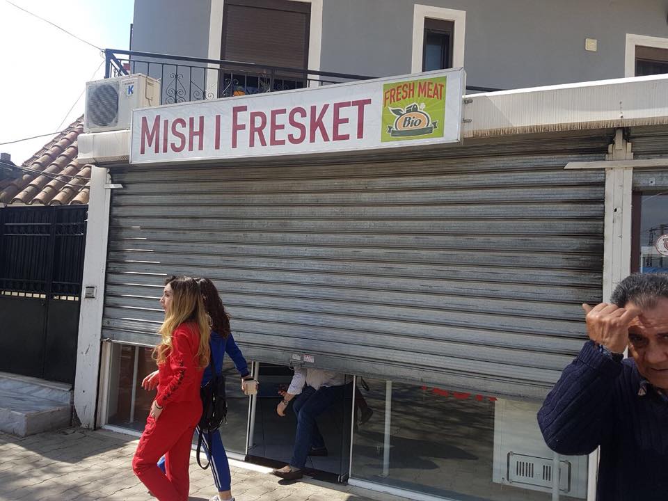 FOTOGALERI/Mbyllen dyqanet në gjithë vendin, tregtarët e vegjël përfshihen në revoltë