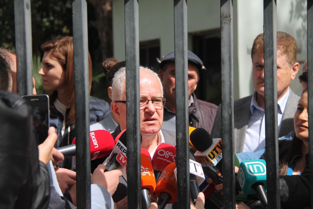 “Të arrestuarit i kanë marrë zvarrë e zbathur, janë goditur e dhunuar”