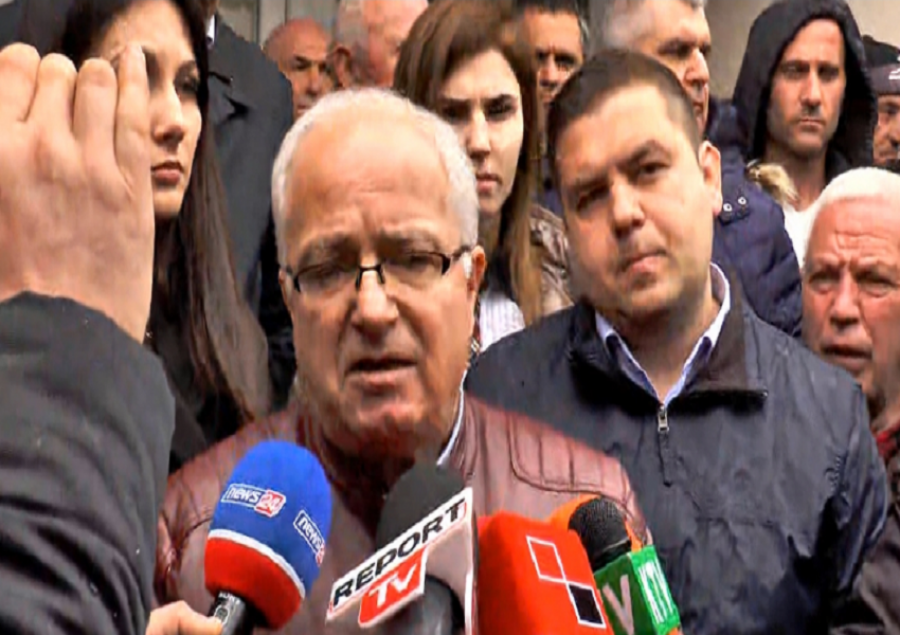 Deputetët e opozitës bashkë me qytetarët e Kukësit, tension para policisë