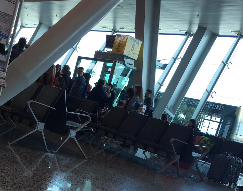 FOTO GALERI/ Rinas, udhëtarët prej më se 5 orësh në pritje të avionit, kompania e fluturimeve asnjë shpjegim