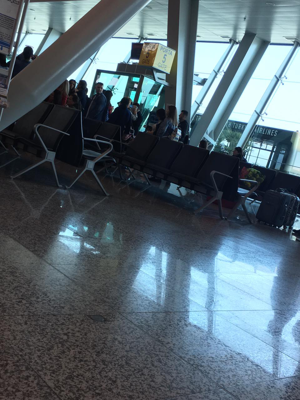 FOTO GALERI/ Rinas, udhëtarët prej më se 5 orësh në pritje të avionit, kompania e fluturimeve asnjë shpjegim