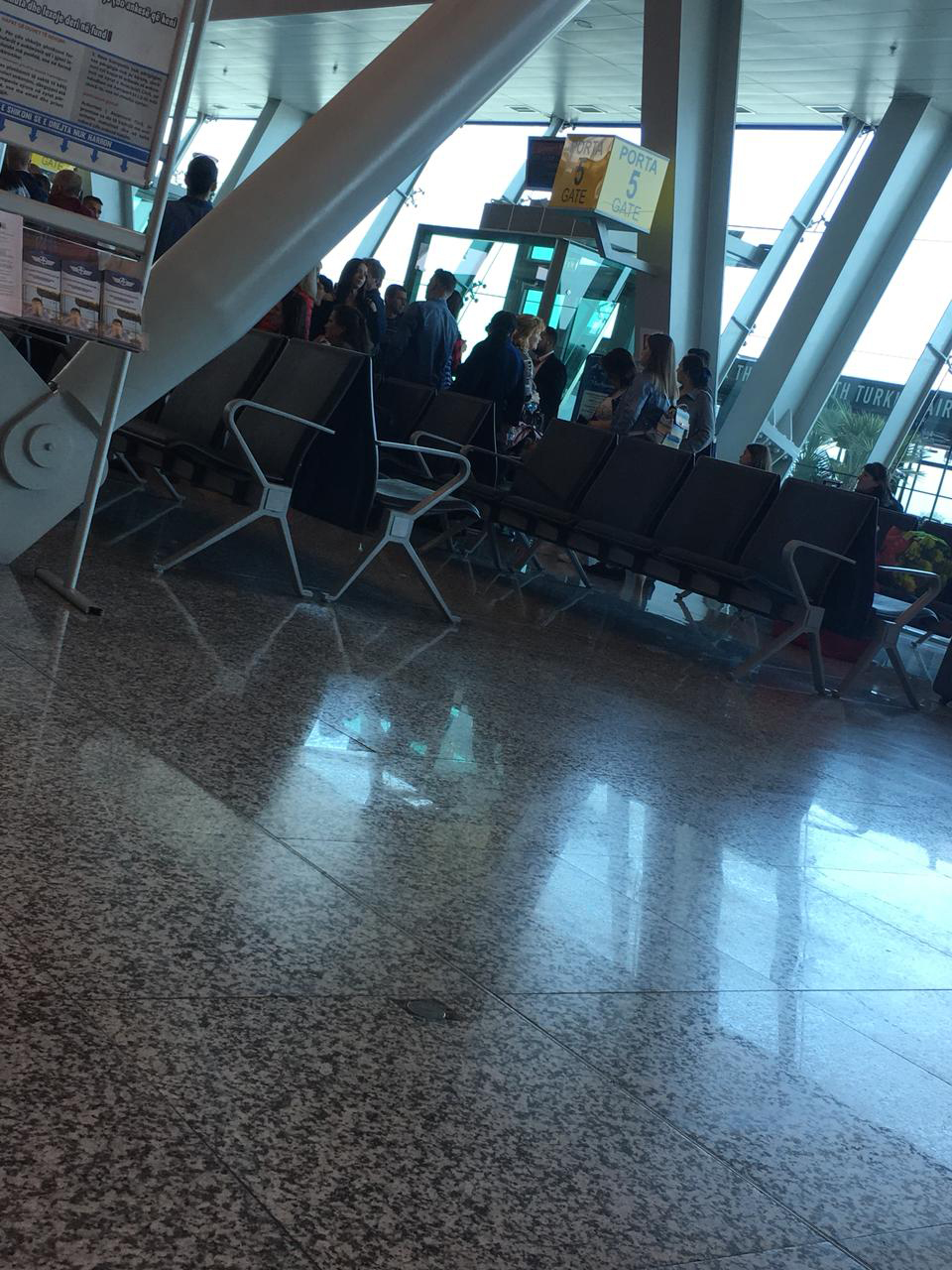 FOTO GALERI/ Rinas, udhëtarët prej më se 5 orësh në pritje të avionit, kompania e fluturimeve asnjë shpjegim