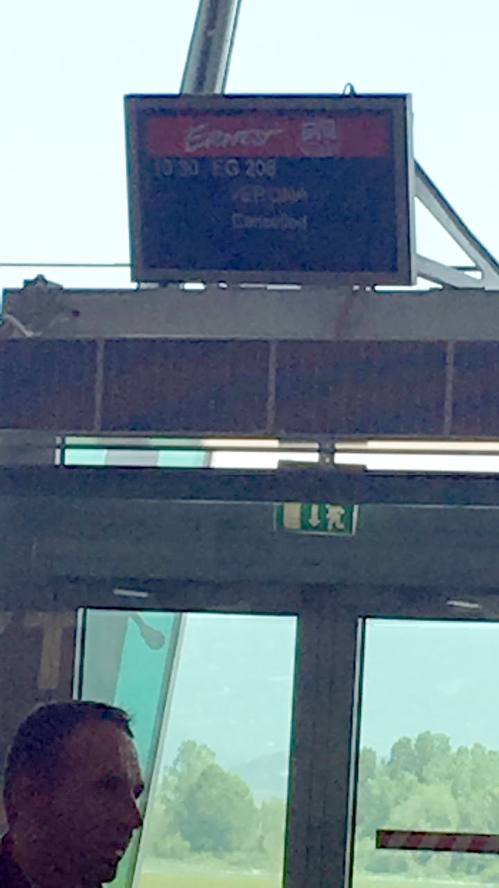 FOTO GALERI/ Rinas, udhëtarët prej më se 5 orësh në pritje të avionit, kompania e fluturimeve asnjë shpjegim