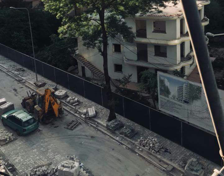 FOTO GALERI/ Deputeti i PS-së i përvishet kryebashkiakut të Tiranës:  Lali, na thuaj tani ku të jetojmë, pas këtij përbindëshi 12-katesh