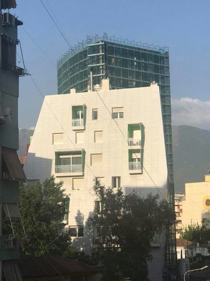 FOTO GALERI/ Deputeti i PS-së i përvishet kryebashkiakut të Tiranës:  Lali, na thuaj tani ku të jetojmë, pas këtij përbindëshi 12-katesh